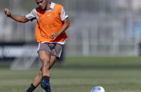 Fausto Vera faz atividades com bola no treino em meio a negociaes para deixar o clube