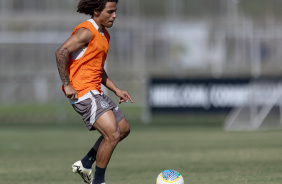 Guilherme Biro com a bola durante treino do Corinthians