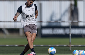 Pedro Raul em atividade em treino do Corinthians