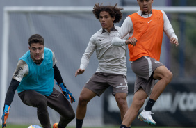 Felipe Longo, Guilherme Biro e Joo Pedro Tchoca em ao no treino do Corinthians