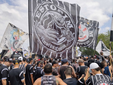 Torcida do Flamengo lota internet com apoio ao Corinthians antes do Dérbi;  veja tuítes e entenda