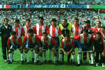 Ayala, com a camisa 5, est entre o centroavante Jos Cardozo e o goleiro Chilavert, em foto posada antes do jogo contra a Frana, na Copa de 1998 - Gamarra  o segundo da esquerda para a direita