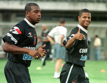 Marcelinho em treino no Corinthians, ao lado do ex-volante Gilmar Fub