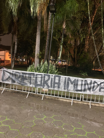 Faixa em protesto contra a diretoria do Corinthians