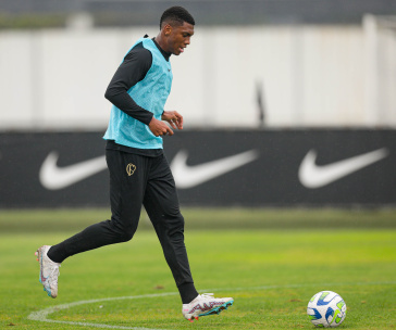 Felipe Augusto no treino do Corinthians que se prepara para o