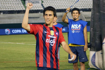 Rojas com a camisa do Cerro Porteo