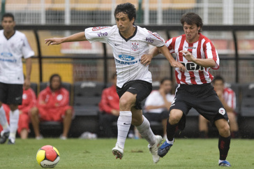 Douglas disputa a bola com o adversrio no ltimo encontro entre Corinthians e Estudiantes