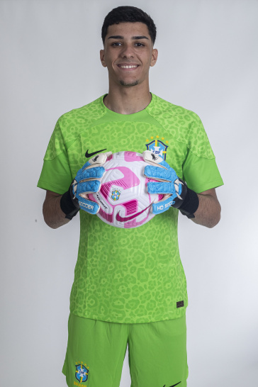 Matheus Corra, goleiro do Corinthians, vestindo a camisa da Seleo Brasileira