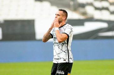 Renato Augusto comemora gol contra o Cear, logo na sua reestreia