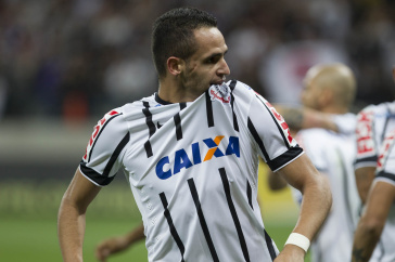 Renato comemora gol marcado contra o Bragantino