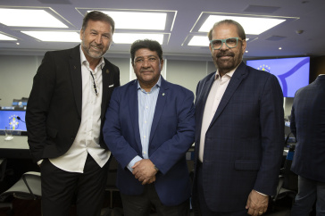 Augusto Melo ao lado de Ednaldo Rodrigues (presidente da CBF) e Reinaldo Carneiro Bastos (presidente da FPF)