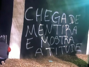 Em vdeo divulgado nas redes sociais  possvel ver os pichadores inserindo os dizeres no muro do Parque So Jorge