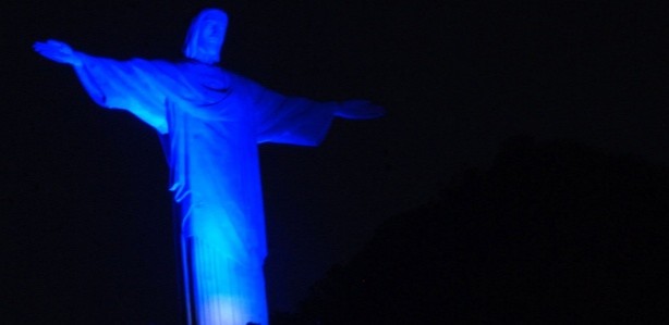 Monumentos Brasil e mundo afora so iluminados anualmente com a cor azul para chamar ateno para a conscientizao do autismo