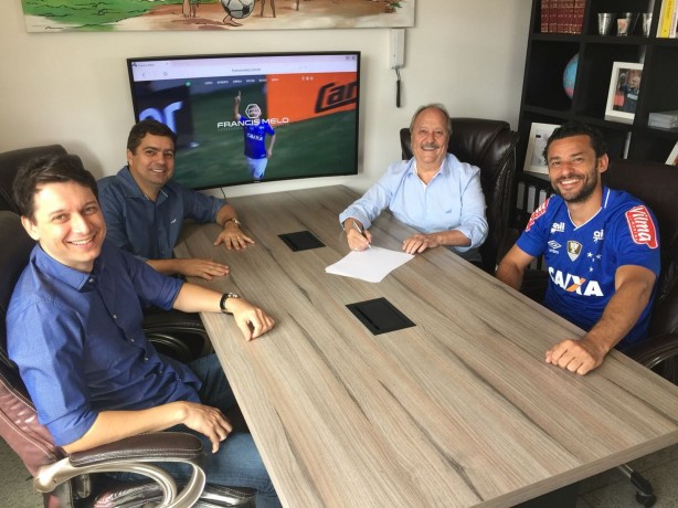 Fred assinou contrato com Cruzeiro neste sbado