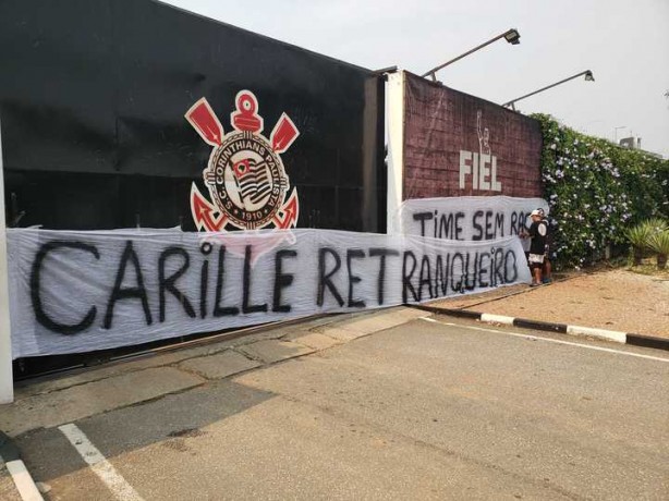 Corinthians chega em Cuiabá sob protesto da torcida; “vamos jogar bola” –  Só Notícias