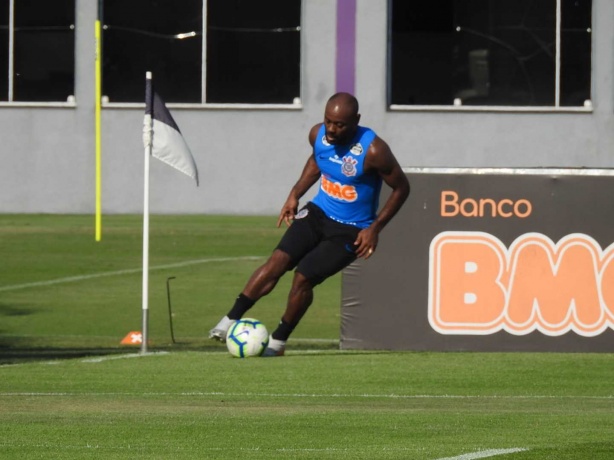Vagner Love treinou com bola e pode reforar Corinthians