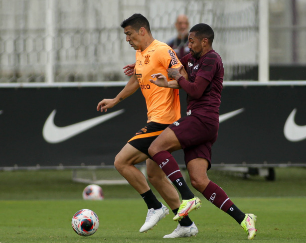 Balbuena disputando bola com adversrio em jogo-treino no CT Joaquim Grava