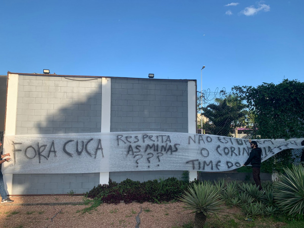 Torcedores do Corinthians fazem protesto no CT contra contratação de Cuca veja imagens