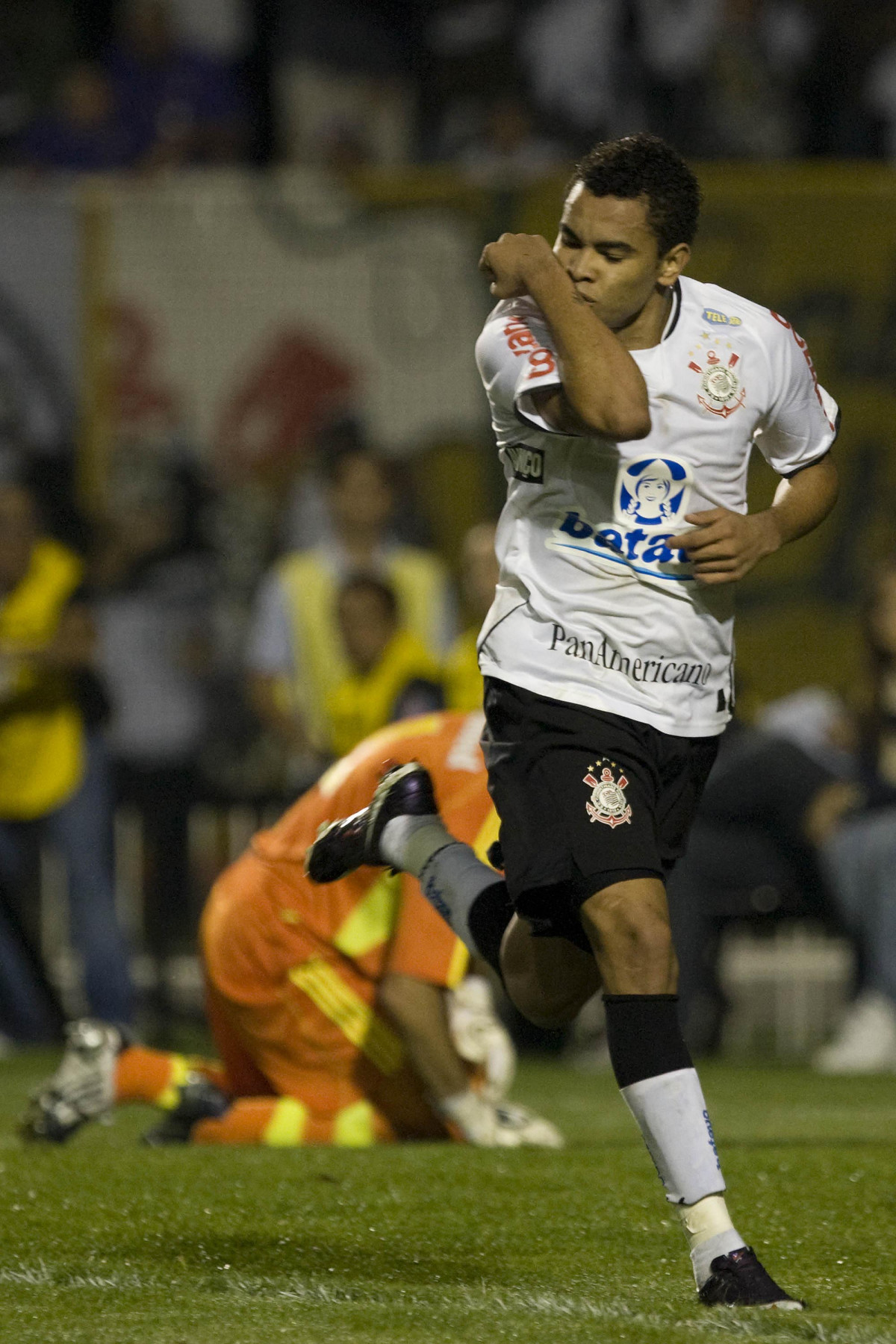 CORINTHIANS/SP X FLUMINENSE/RJ - Dentinho comemora sue gol o segundo do Corinthians em um lance da partida realizada esta noite no estdio do Pacaembu, zona oeste da cidade, vlida pelo turno do Campeonato Brasileiro de 2009