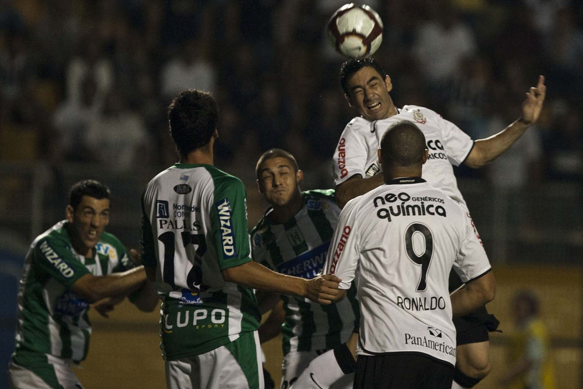 CORINTHIANS/BRASIL X RACING/URUGUAI - Chico em um lance da partida realizada esta noite no estdio do Pacaembu, vlida pela 1 rodada da fase classificatoria da Copa Libertadores da Amrica 2010