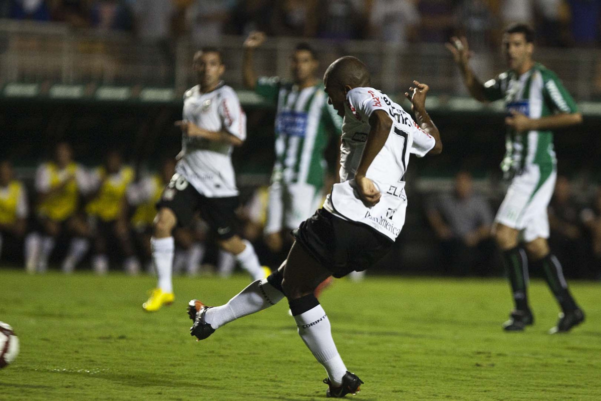 CORINTHIANS/BRASIL X RACING/URUGUAI - Elias chuta e faz seu gol o de empate do Corinthians em um lance da partida realizada esta noite no estdio do Pacaembu, vlida pela 1 rodada da fase classificatoria da Copa Libertadores da Amrica 2010
