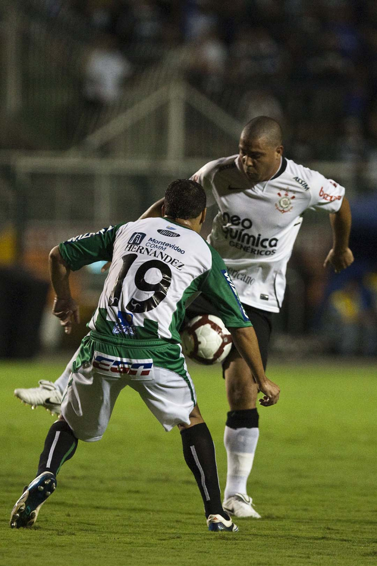 CORINTHIANS/BRASIL X RACING/URUGUAI - Ronaldo e Hernandez em um lance da partida realizada esta noite no estdio do Pacaembu, vlida pela 1 rodada da fase classificatoria da Copa Libertadores da Amrica 2010