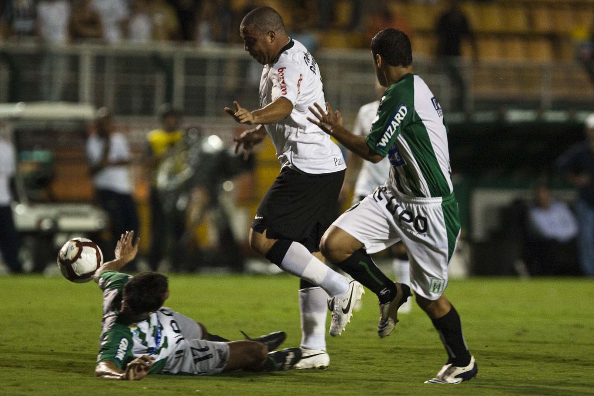 CORINTHIANS/BRASIL X RACING/URUGUAI - Ronaldo tenta passar por Pallas em um lance da partida realizada esta noite no estdio do Pacaembu, vlida pela 1 rodada da fase classificatoria da Copa Libertadores da Amrica 2010