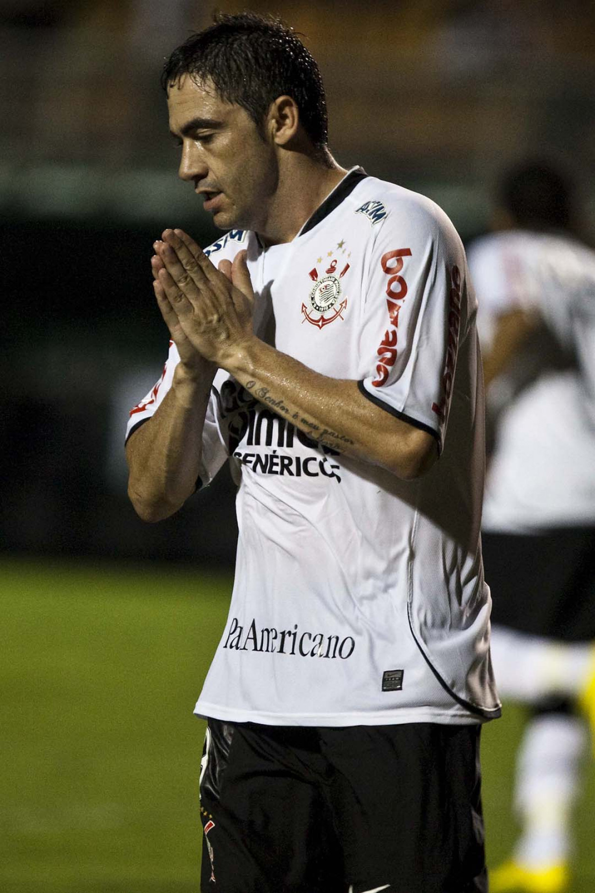 CORINTHIANS/BRASIL X RACING/URUGUAI - Chico lamenta perda de um gol em um lance da partida realizada esta noite no estdio do Pacaembu, vlida pela 1 rodada da fase classificatoria da Copa Libertadores da Amrica 2010