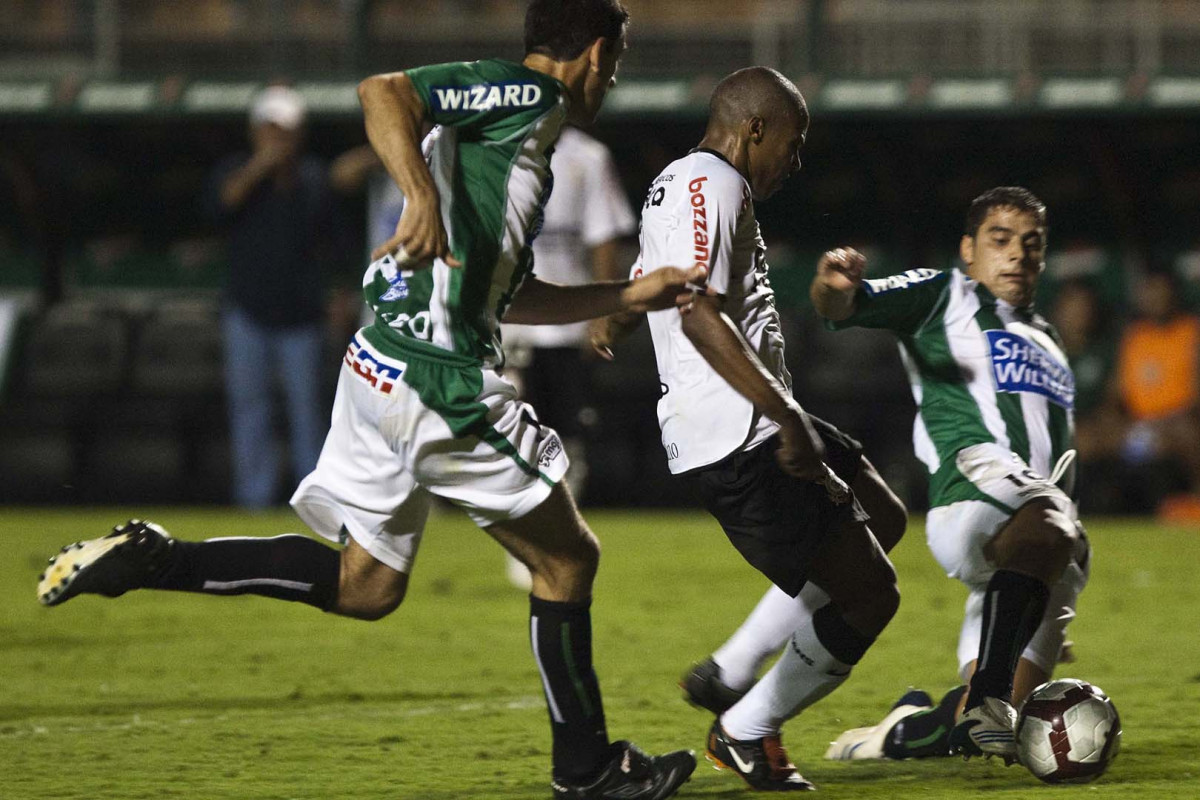 CORINTHIANS/BRASIL X RACING/URUGUAI - Elias chuta e faz o seu segundo gl o segundo do Corintians em um lance da partida realizada esta noite no estdio do Pacaembu, vlida pela 1 rodada da fase classificatoria da Copa Libertadores da Amrica 2010