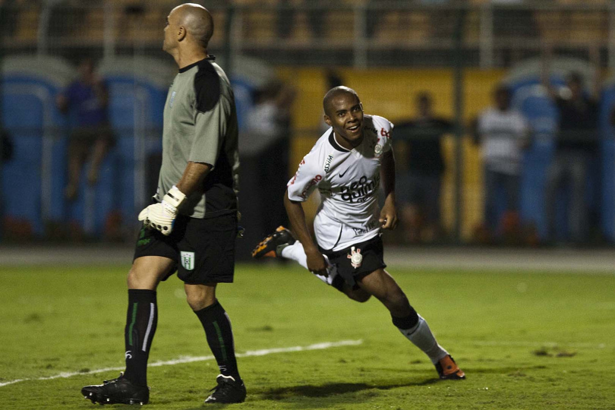 CORINTHIANS/BRASIL X RACING/URUGUAI - Elias comemora seu segundo gol gol, o segundo do Corinthians em um lance da partida realizada esta noite no estdio do Pacaembu, vlida pela 1 rodada da fase classificatoria da Copa Libertadores da Amrica 2010
