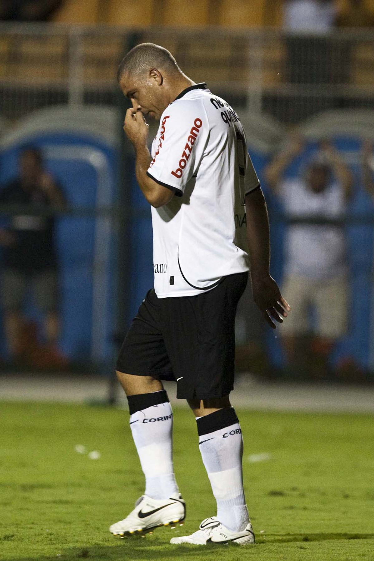 CORINTHIANS/BRASIL X RACING/URUGUAI - Ronaldo em um lance da partida realizada esta noite no estdio do Pacaembu, vlida pela 1 rodada da fase classificatoria da Copa Libertadores da Amrica 2010