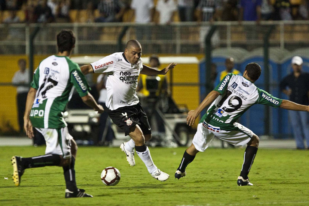 CORINTHIANS/BRASIL X RACING/URUGUAI - Ronaldo tenta passar por Hernandez em um lance da partida realizada esta noite no estdio do Pacaembu, vlida pela 1 rodada da fase classificatoria da Copa Libertadores da Amrica 2010