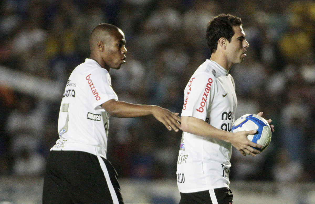 Elias e Bruno Cesar formaram dupla no meio-campo do Corinthians em 2010