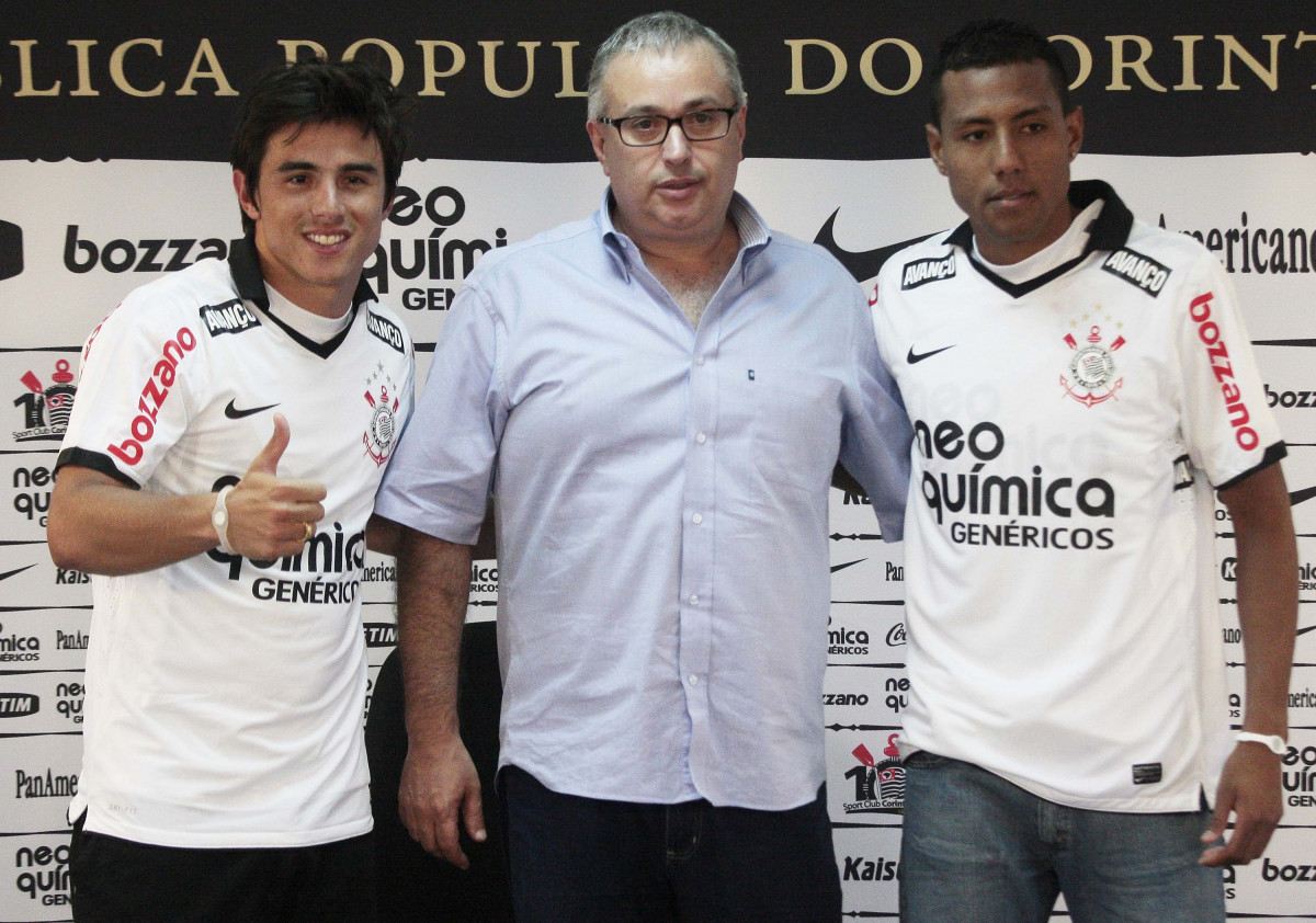 O diretor de futebol Roberto de Andrade apresento na tarde de hoje William e Luiz Ramrez como novos jogadores do Corinthians durante treino realizado no centro de treinamento joaquim grava