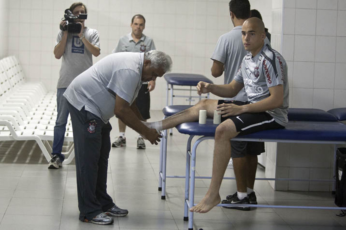 O enfermeiro Cear e Julio Cesar nos vestirios antes da partida entre So Paulo x Corinthians, realizada esta tarde no estdio Arena de Barueri, pela 16 rodada do Campeonato Paulista 2011