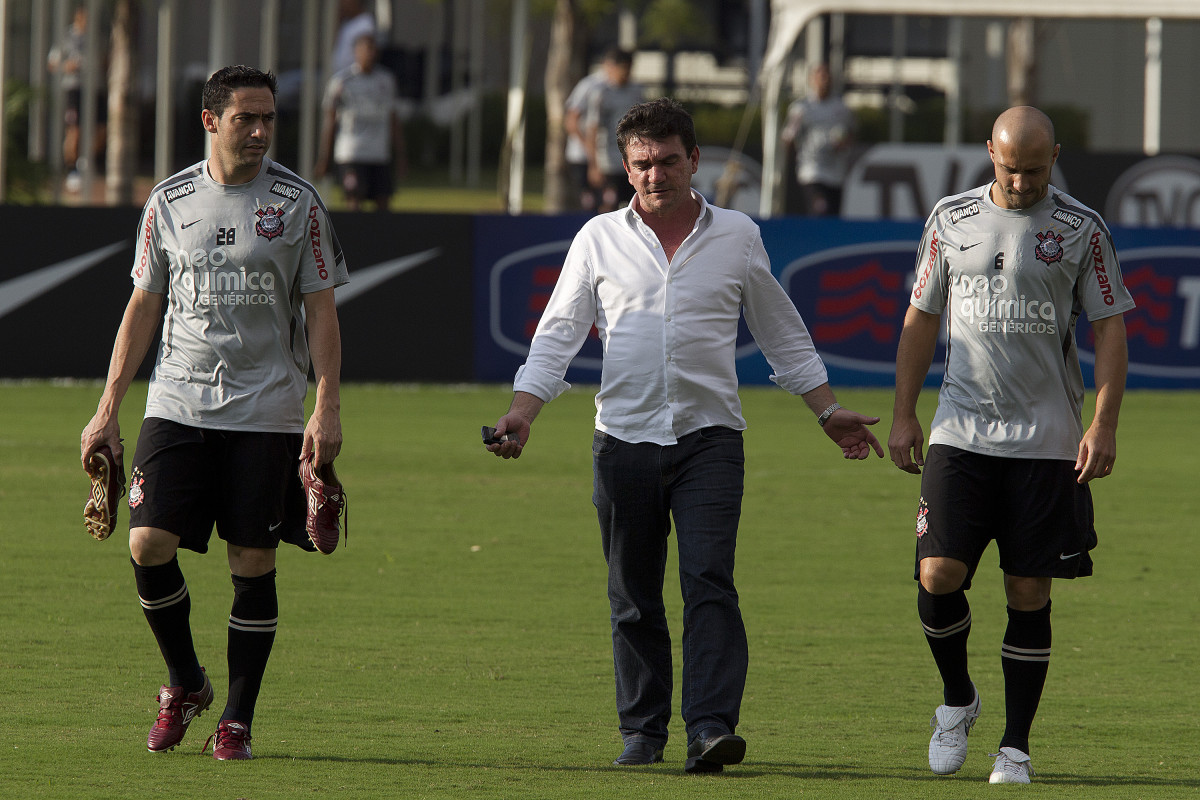 Chico; o presidente Andres Sanchez e Alessandro durante treino do Corinthians em 2008