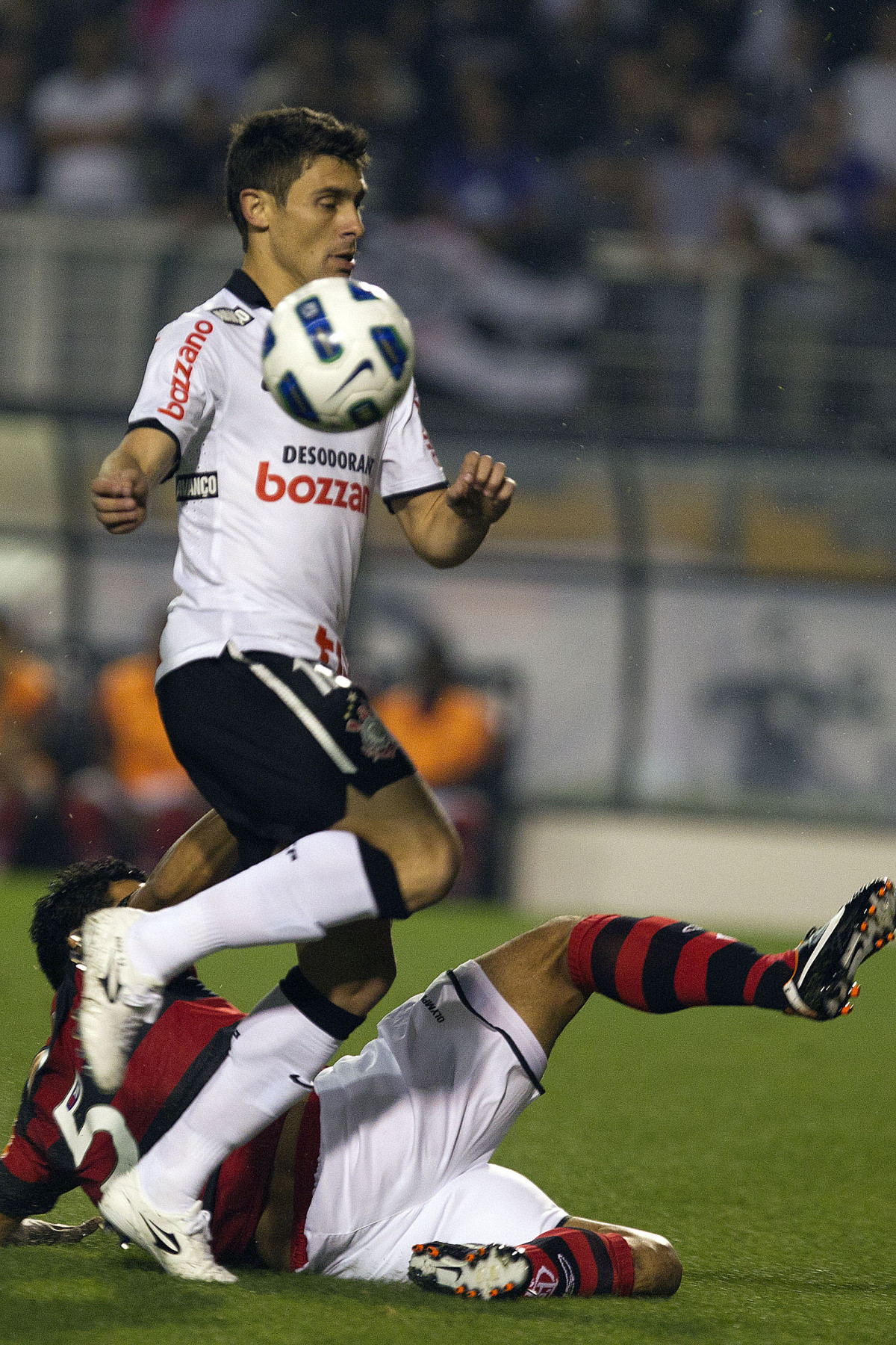 Alex e Maldonado durante a partida entre Corinthians x Flamengo, realizada esta noite no estdio do Pacaembu, vlida pela 22 rodada do Campeonato Brasileiro de 2011