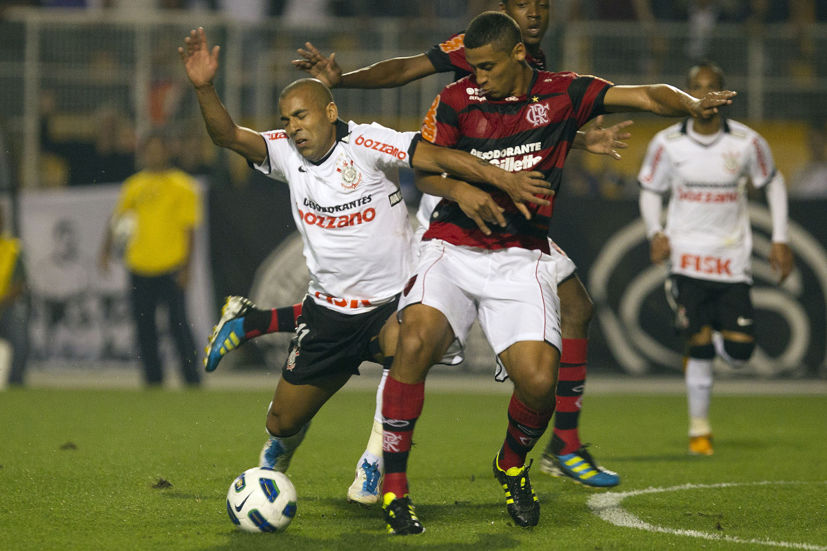 Emerson e Wellinton durante a partida entre Corinthians x Flamengo, realizada esta noite no estdio do Pacaembu, vlida pela 22 rodada do Campeonato Brasileiro de 2011