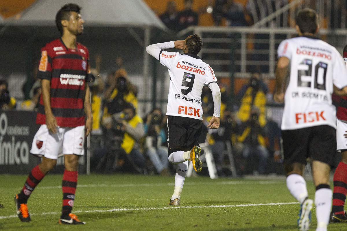 Liedson comemora seu segundo gol durante a partida entre Corinthians x Flamengo, realizada esta noite no estdio do Pacaembu, vlida pela 22 rodada do Campeonato Brasileiro de 2011