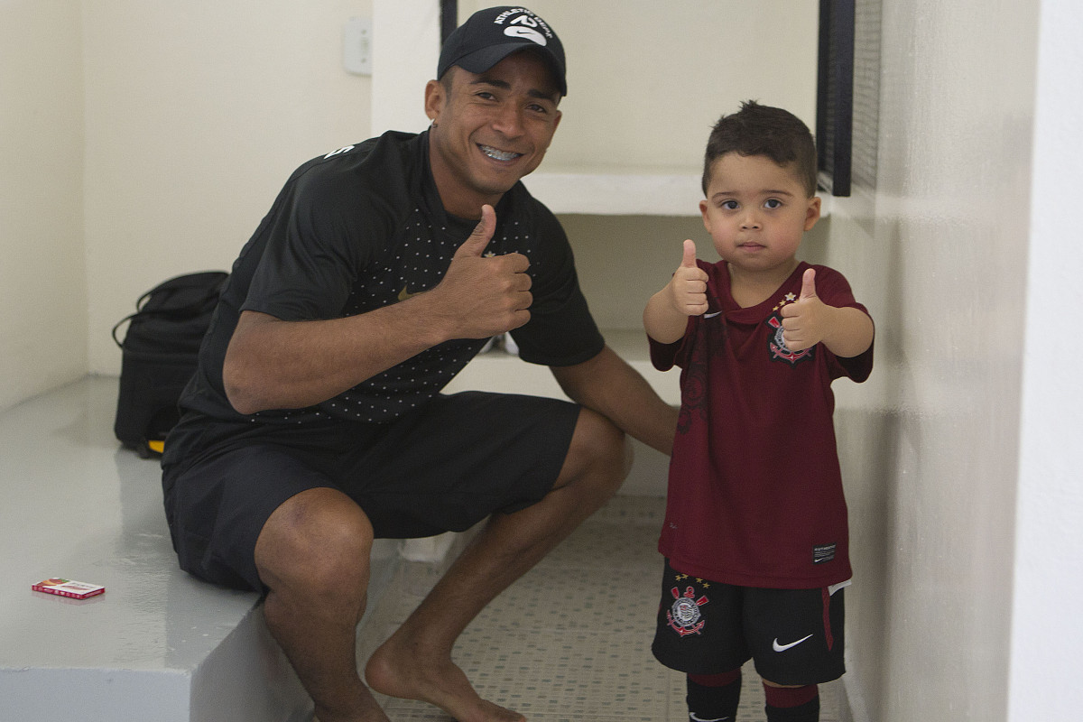 Jorge Henrique com seu filho Thiago nos vestirios antes da partida entre Corinthians x Ava, realizada esta tarde no estdio do Pacaembu, vlida pela 32 rodada do Campeonato Brasileiro de 2011