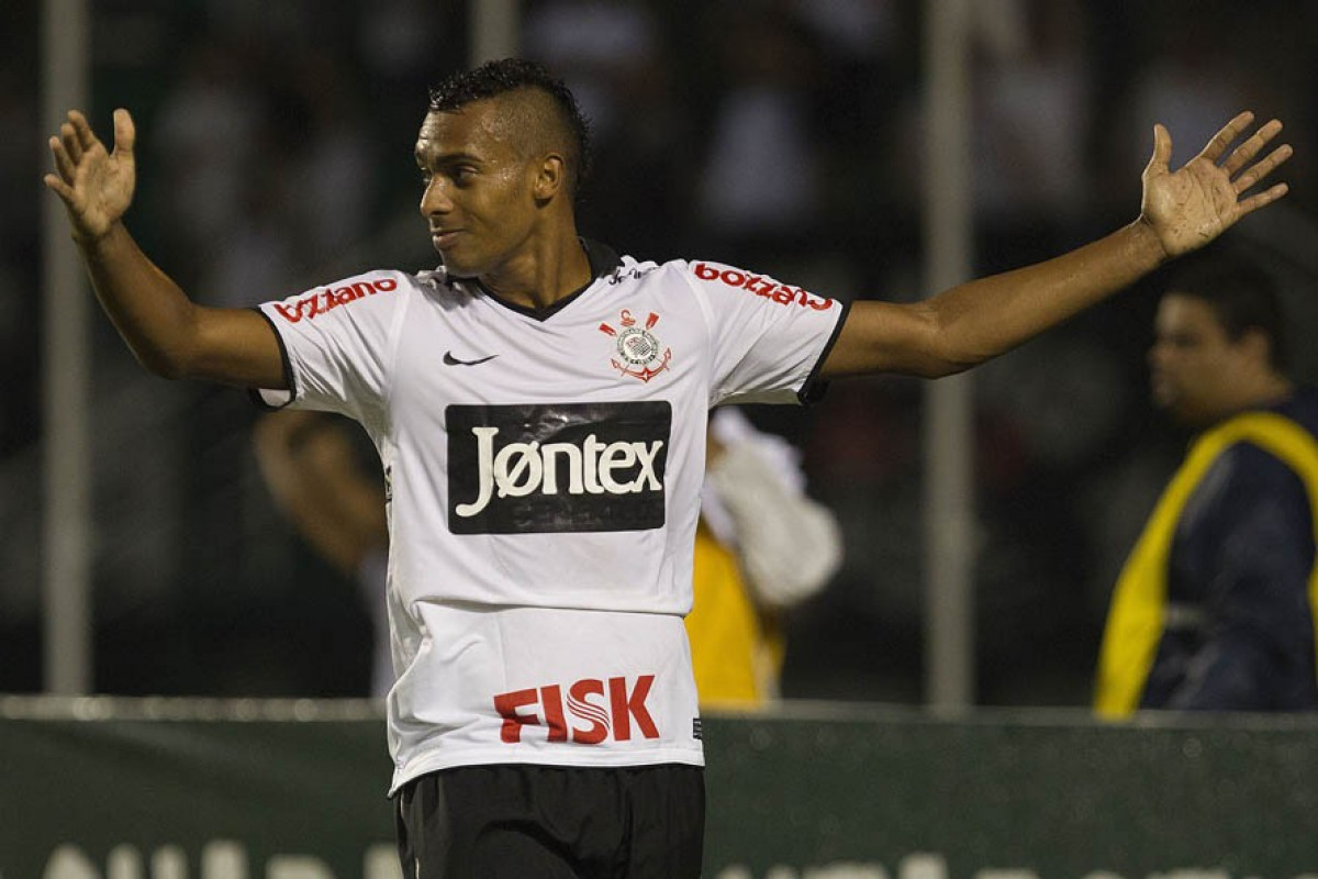 Elton comemora seu gol do Corinthians durante a partida entre Corinthians x Guarani/SP, realizada esta tarde no estdio do Pacaembu, pela 13 rodada do Campeonato Paulista de 2012