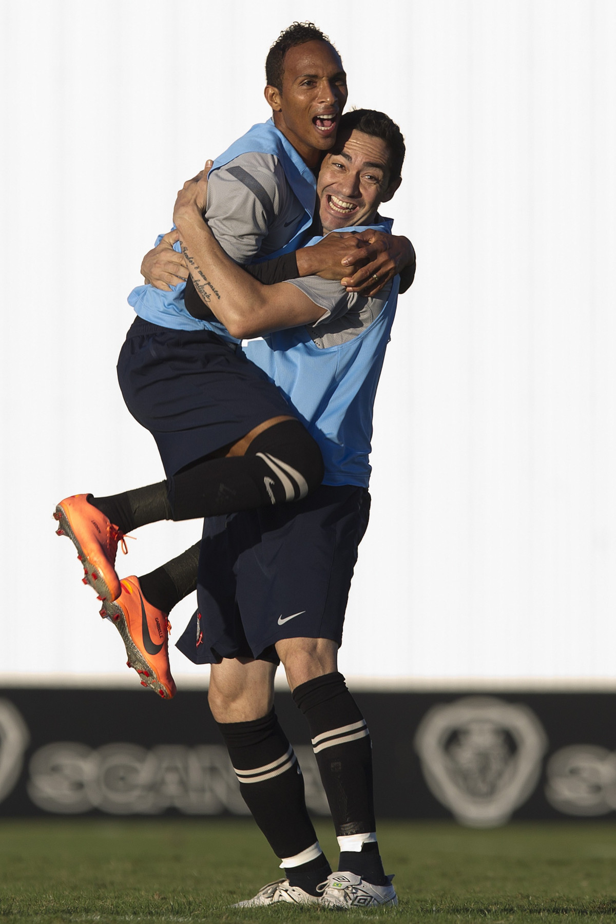 Liedson e Chico comemora gol durante o treino realizado esta tarde no CT Joaquim Grava, localizado no Parque Ecolgico do Tiete. O prximo jogo da equipe ser dia 09/05, contra o Emelec/Equador, jogo de volta, vlido pelas oitavas de final da Copa Libertadores da Amrica 2012