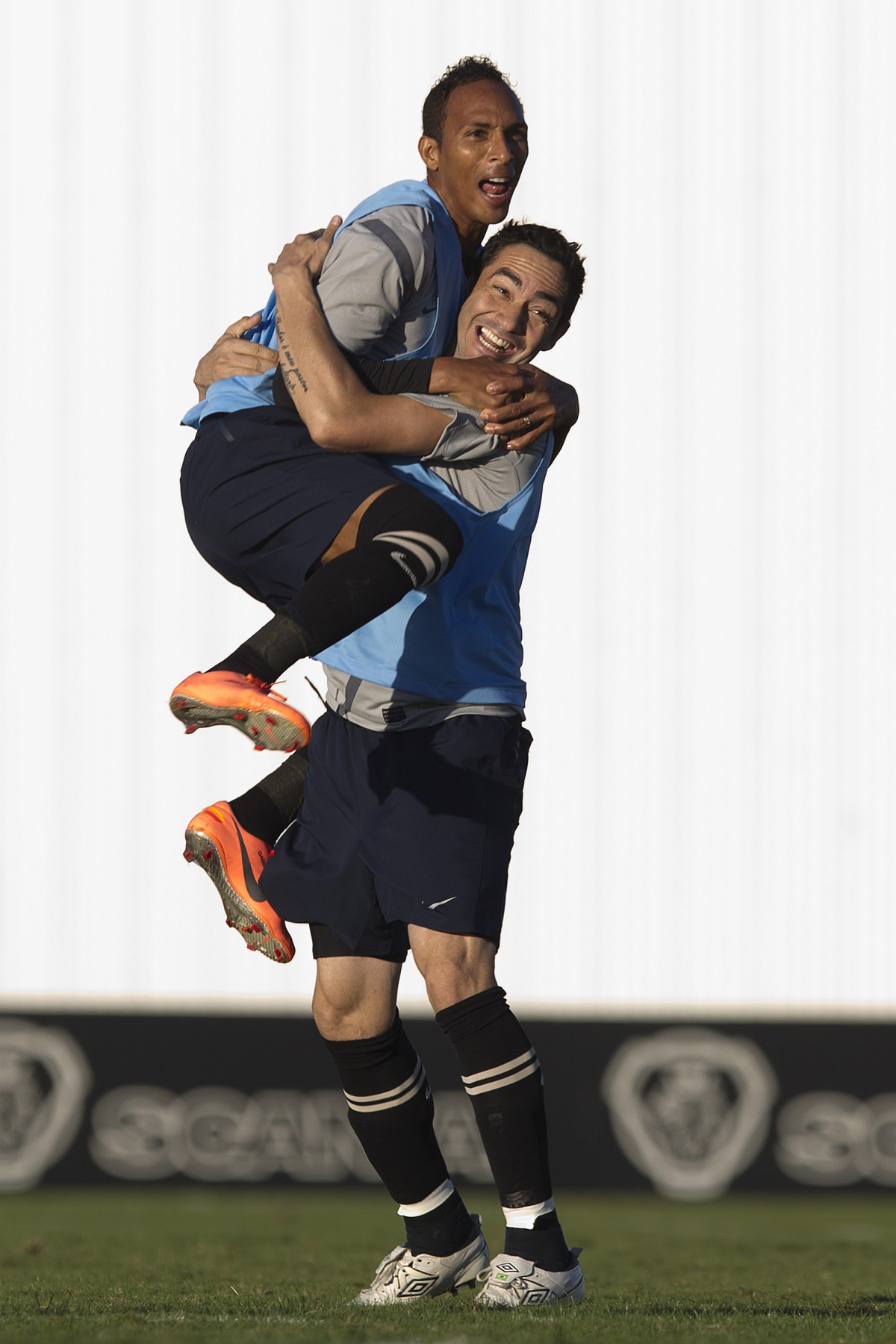 Liedson e Chico comemora gol durante o treino realizado esta tarde no CT Joaquim Grava, localizado no Parque Ecolgico do Tiete. O prximo jogo da equipe ser dia 09/05, contra o Emelec/Equador, jogo de volta, vlido pelas oitavas de final da Copa Libertadores da Amrica 2012