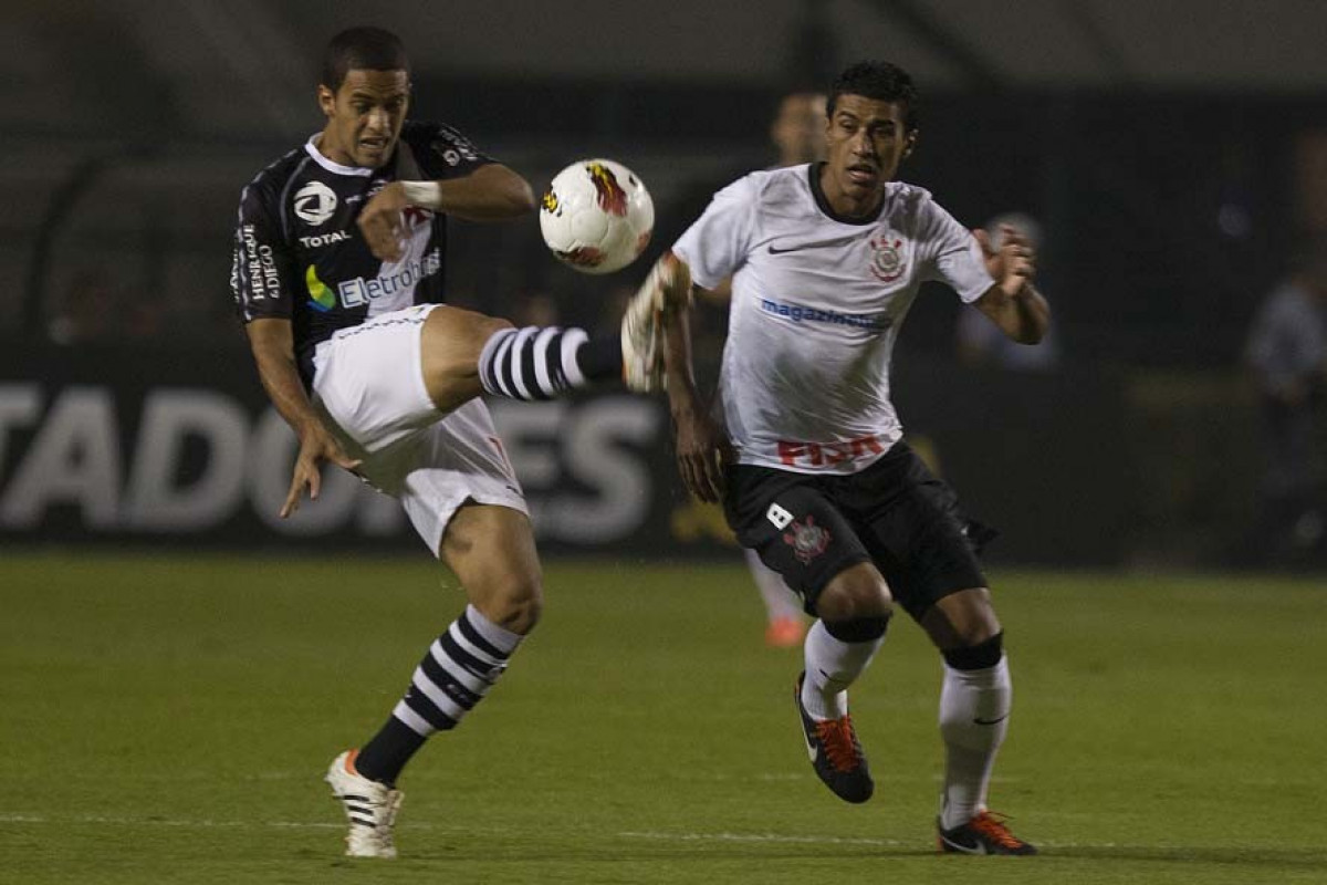 Paulinho anotou de cabea o gol que garantiu o Corinthians na semifinal da Libertadores de 2012
