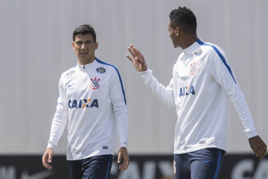 J e Balbuena no treino do Corinthians antes da partida contra o Botafogo-SP