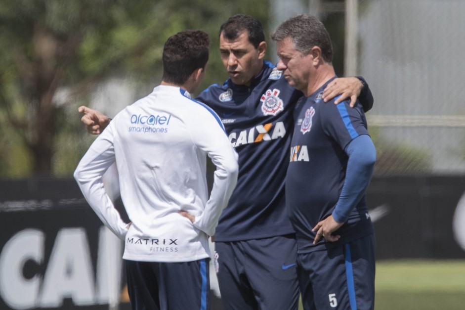 Rodriguinho recebe orientaes antes da partida contra o Botafogo-SP