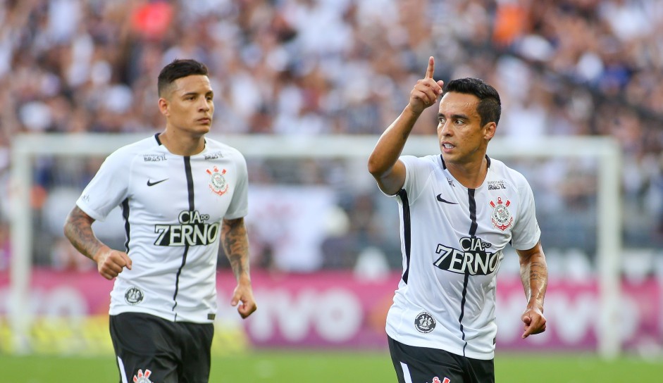 Arana e Jadson comemorando o gol do meia contra o Atltico Mineiro