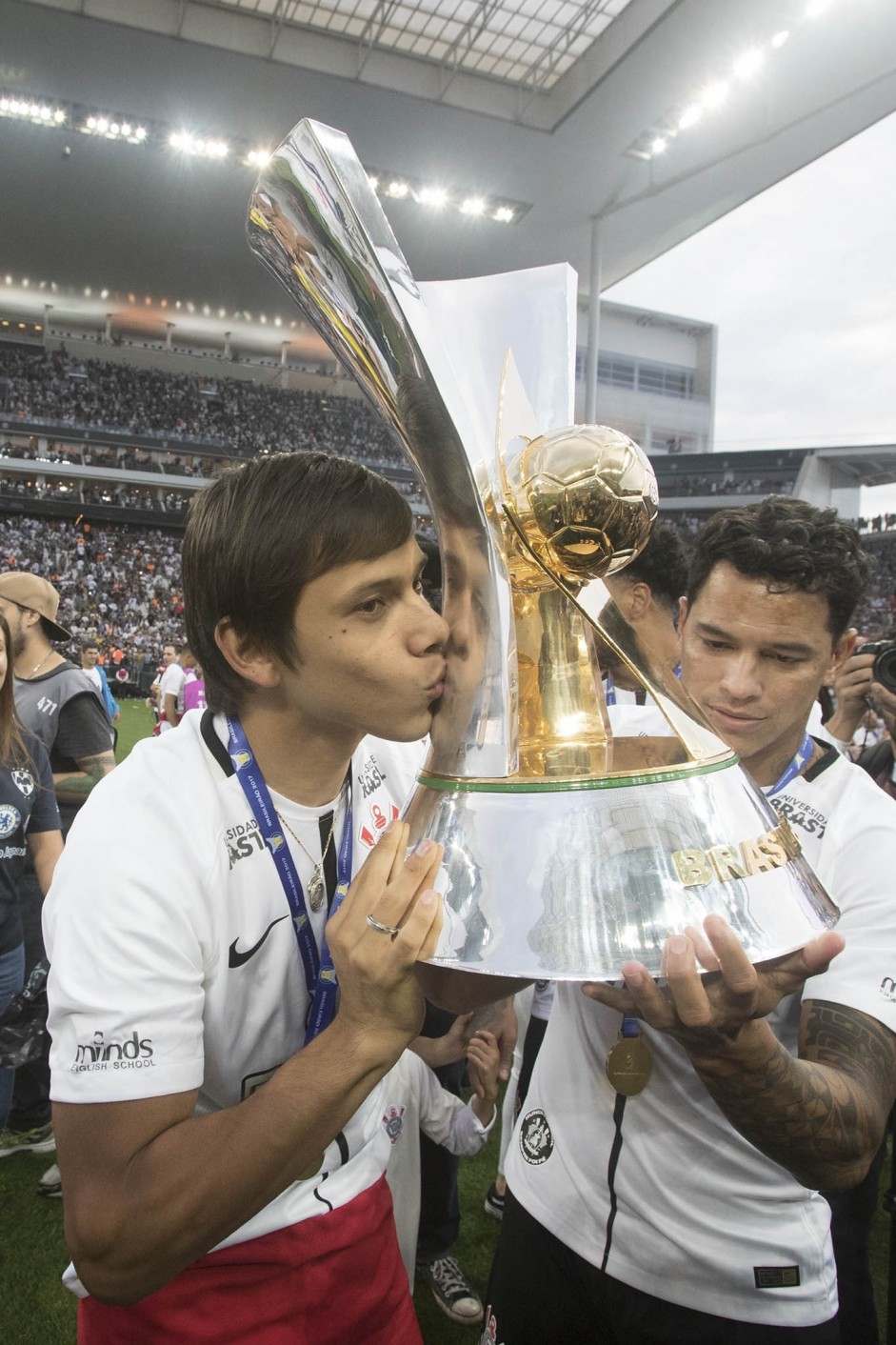 Romero beija a taa de heptacampeo brasileiro