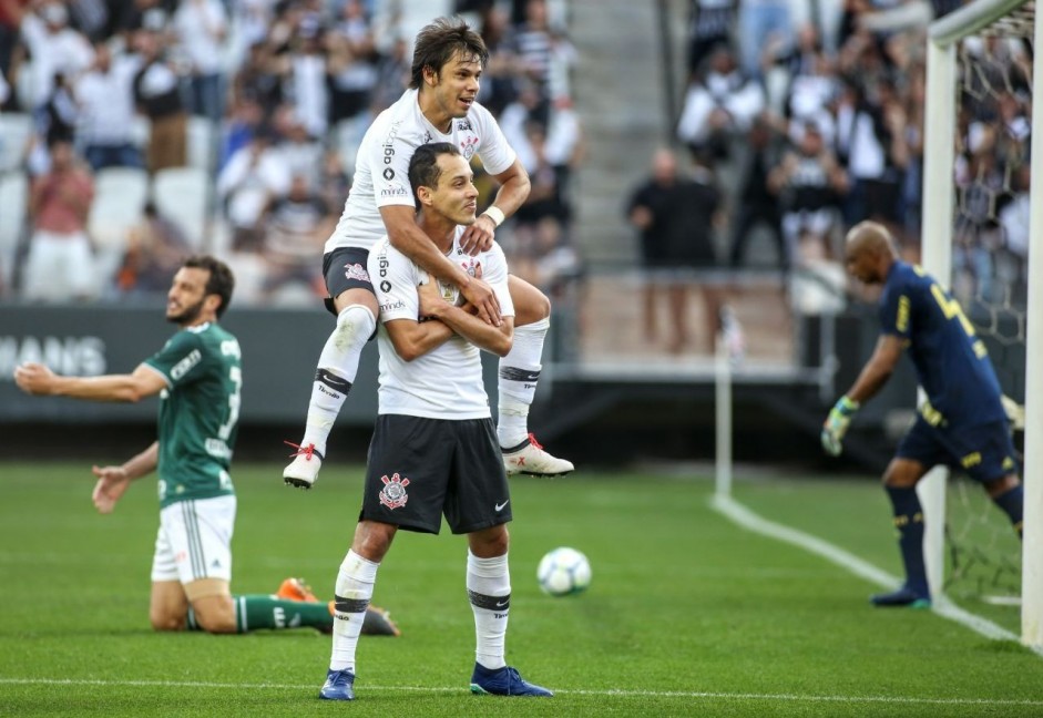 Rodriguinho e Romero comemoram gol contra o Palmeiras, em 2018