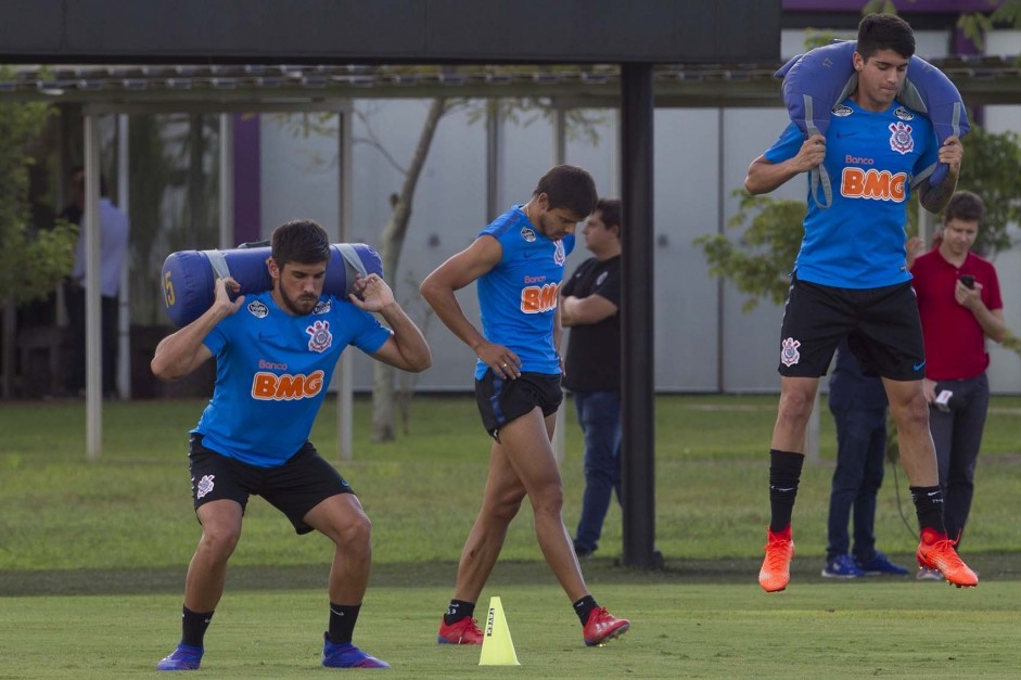 Os estrangeiros Mendz, Romero e Araos no treinamento de hoje no CT do Corinthians